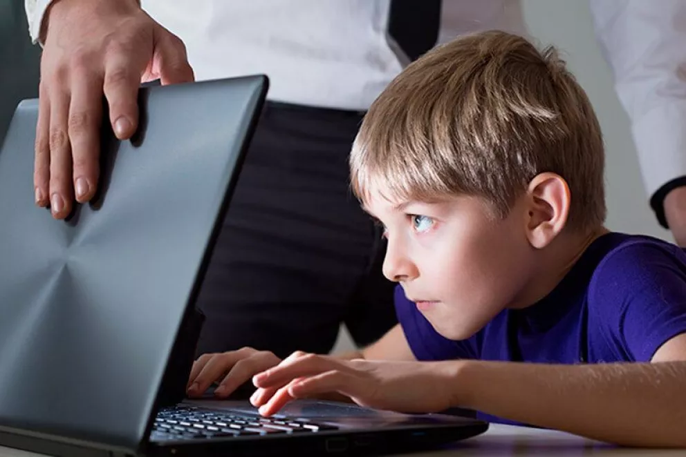 Familias admiten uso excesivo de pantallas por parte de los niños