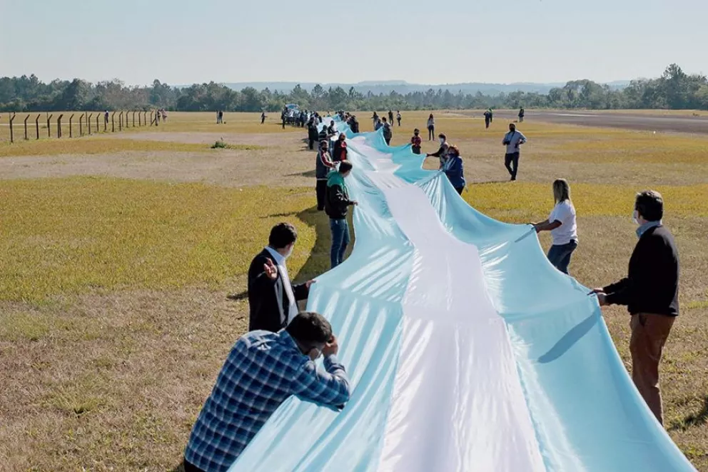 Emotivo despliegue en Eldorado de la bandera argentina de 500 metros