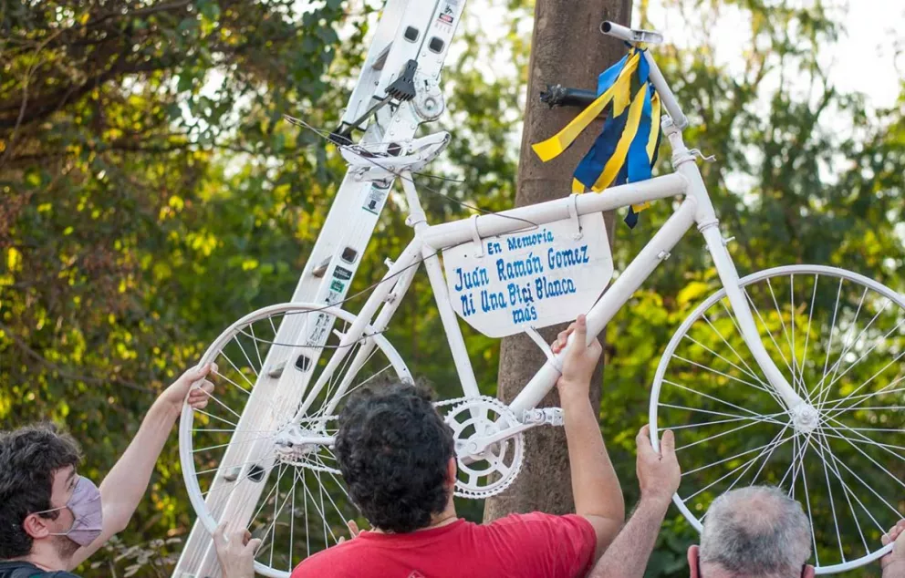 Repusieron la bicicleta blanca en memoria de Juan Ramón Gómez