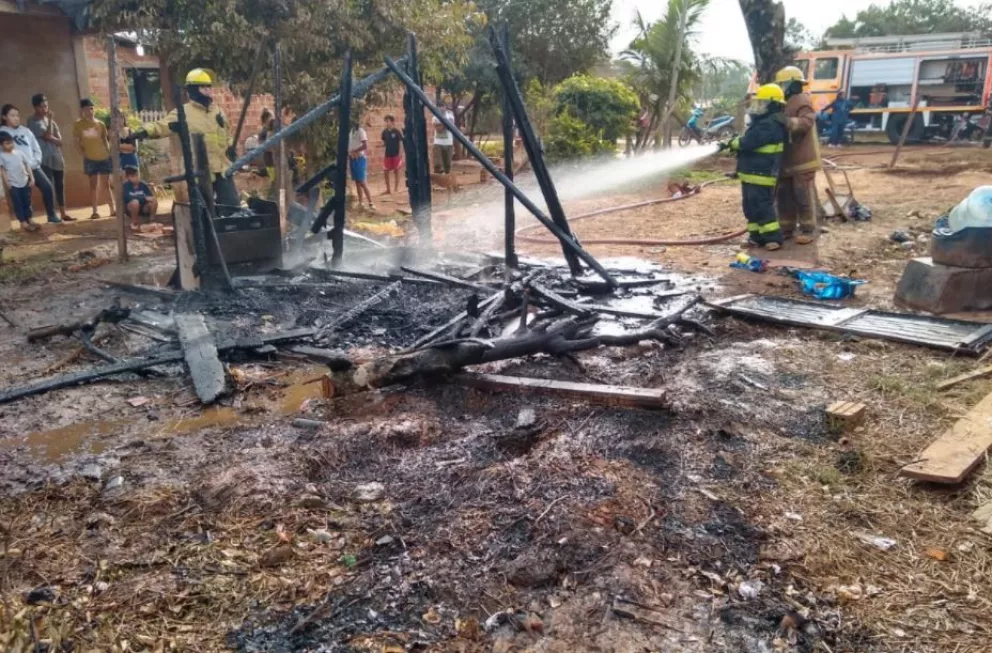 Iguazú: incendio de una casa precaria dejó a una familia con dos niños con lo puesto