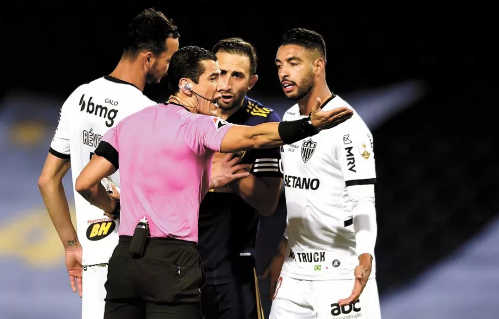 Tras la polémica, suspendieron al árbitro de Boca-Mineiro