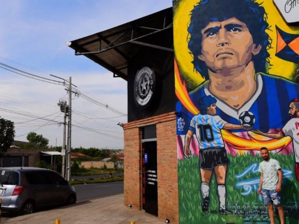 Autor del mural de Maradona en Paraguay: “Lo conocí y le regalé un termo de Tereré” 