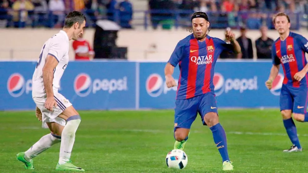 Ronaldinho, con la magia intacta en el juego de leyendas