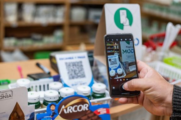 Los comercios debern aceptar pago con transferencia bancaria a travs de un QR