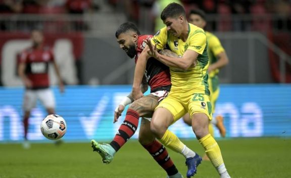 Flamengo goleó a Defensa y lo eliminó de la Copa