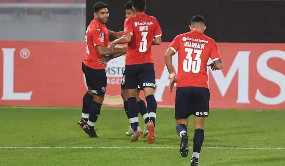 Independiente recibe a Santos con la obligación de ganar para seguir en carrera