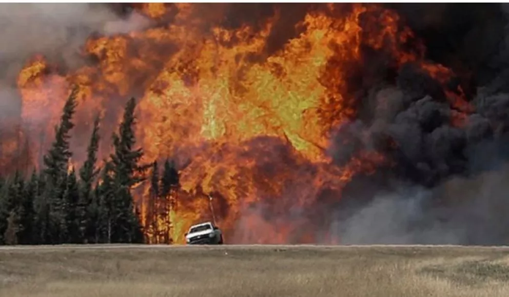 Miles de personas escapan de incendios forestales en Canadá y el oeste de Estados Unidos